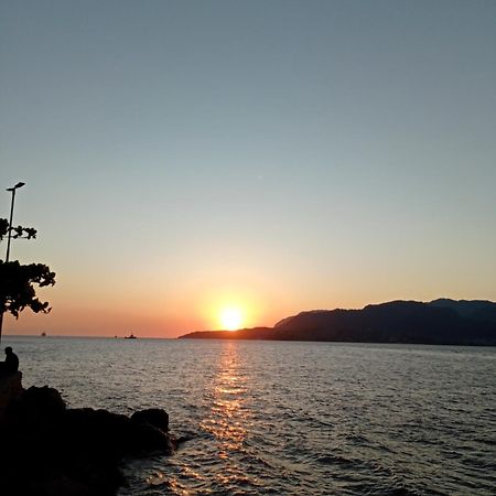 Suite Pe Na Areia- Espaco Independente Na Praia Do Curral Com Localizacao Privilegiada - Simplicidade E Comodidade Com O Por Do Sol Mais Lindo De Ilhabela - Melhor Custo Beneficio Para Ate 4 Pessoas , Na Av Jose Pacheco Do Nascimento Nº 7682 Eksteriør billede
